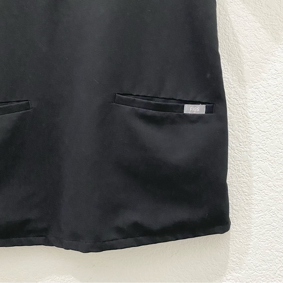FIGS FW1100 Black Casma Three-Pocket V-Neck Scrub Top Size S - Picture 10 of 16